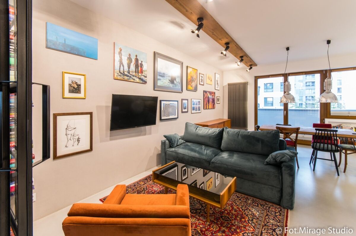 industrialne-wnetrze-mieszkanie-bielany Industrialne wnętrze mieszkania na Bielanach – zielona sofa, pomarańczowy fotel, galeria obrazów i loftowe oświetlenie